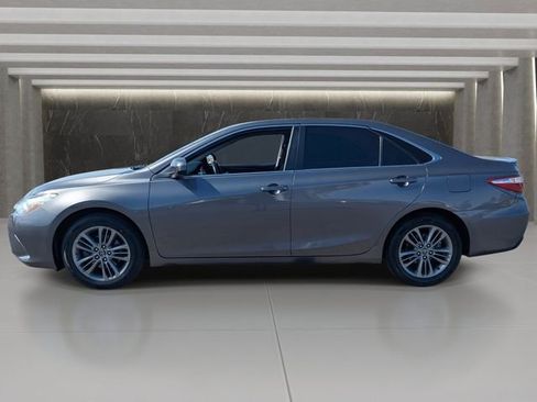 Used 2017 Toyota Camry SE image 2