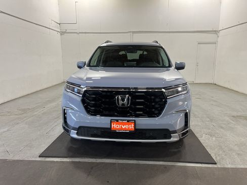 Used 2025 Honda Pilot Touring image 2