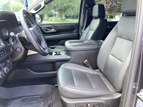 Used 2024 Chevrolet Tahoe Z71 w/ Luxury Package AWD/4WD image 3