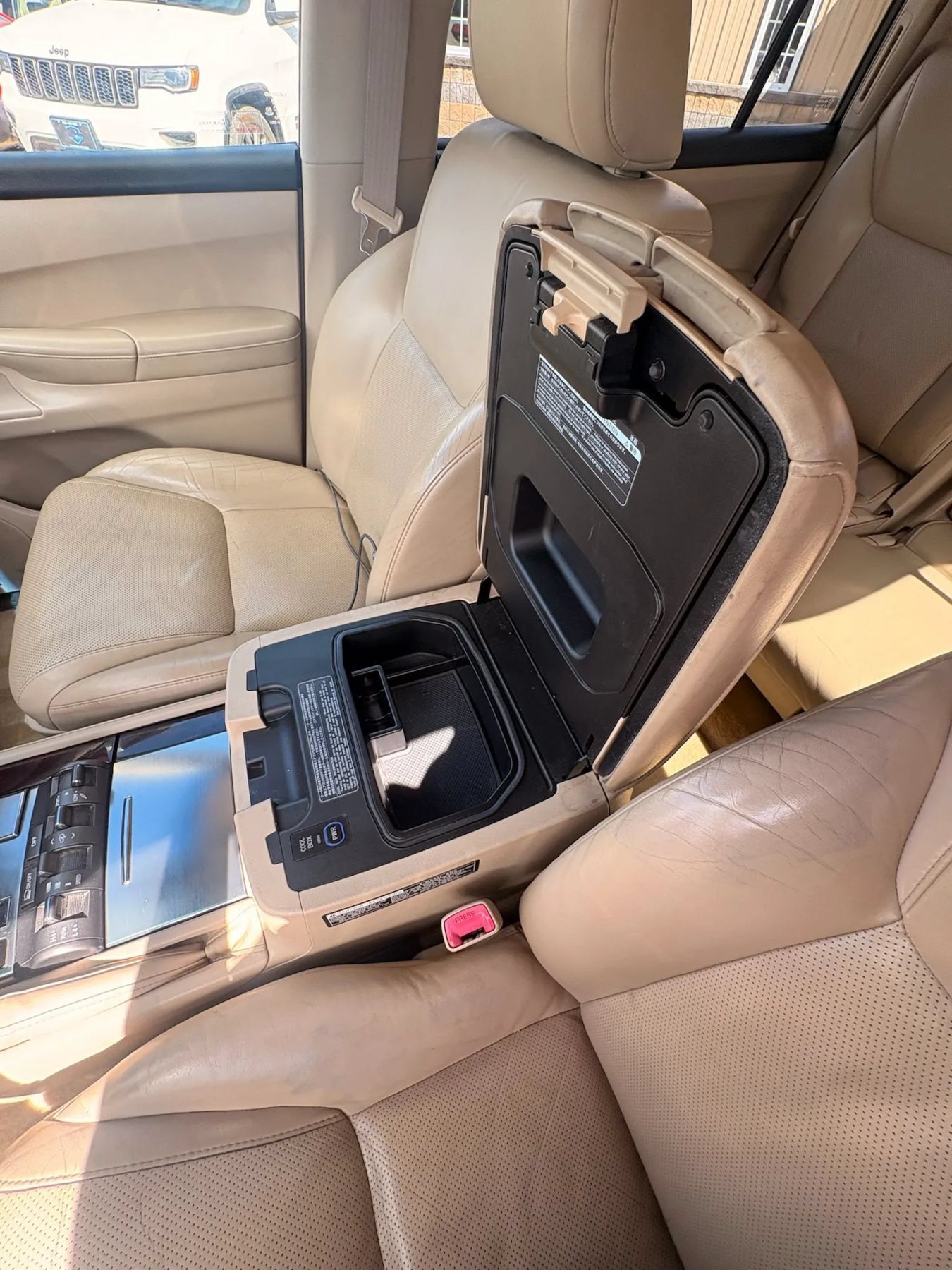 Used 2011 Lexus LX 570 4WD w/ Luxury Pkg image 27