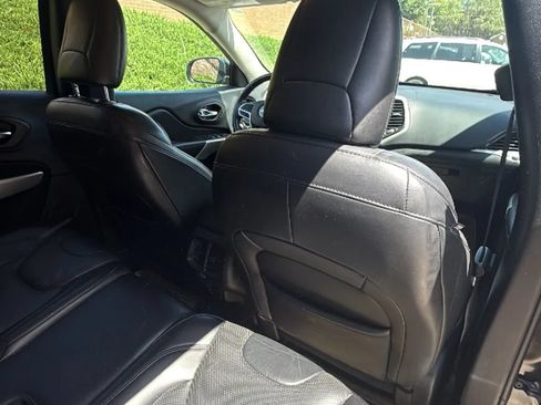 Used 2017 Jeep Cherokee Overland w/ Technology Group FWD image 28