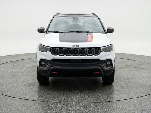 Used 2025 Jeep Compass Trailhawk AWD/4WD image 2