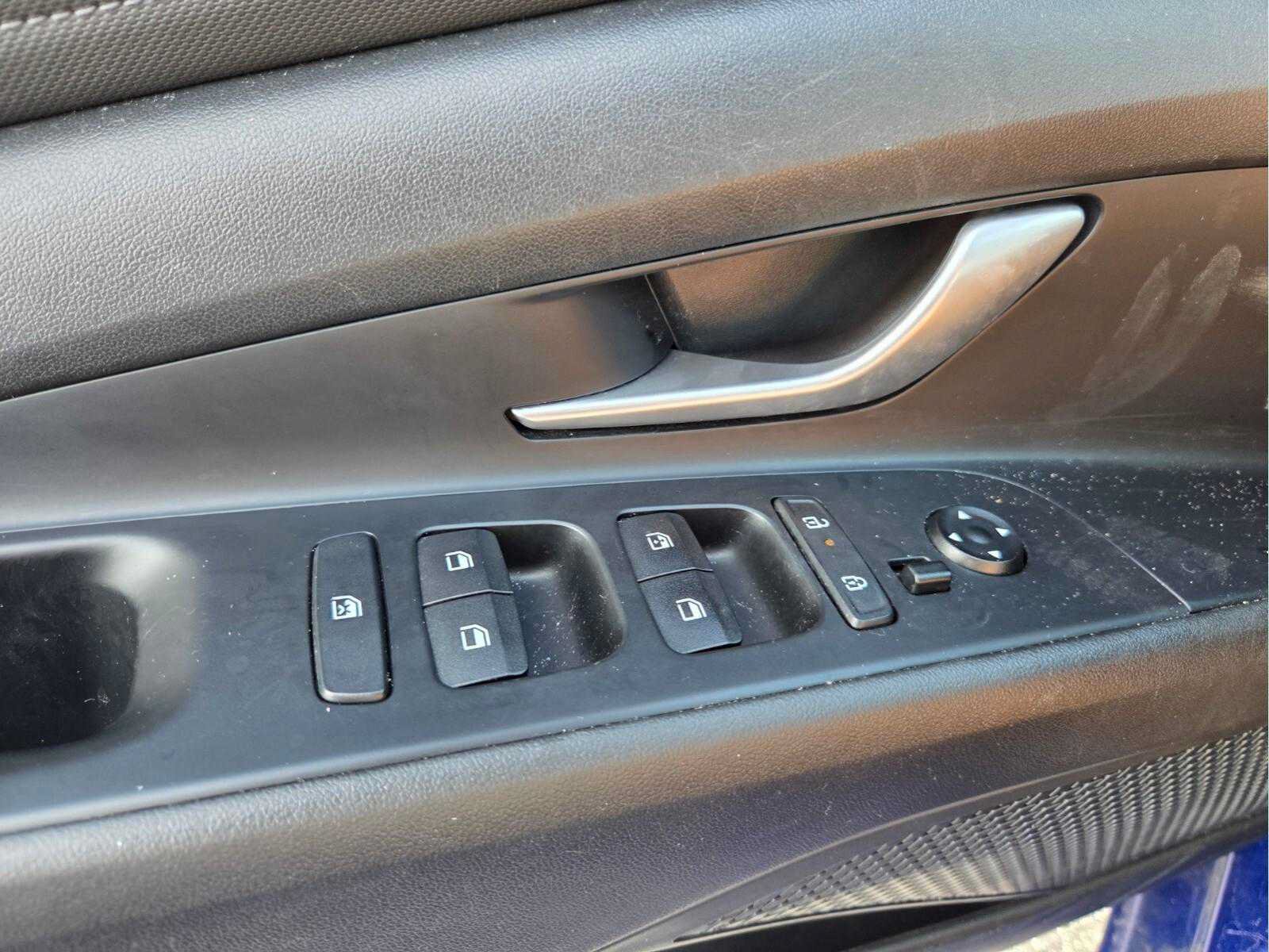Used 2025 Hyundai Elantra SEL FWD image 21