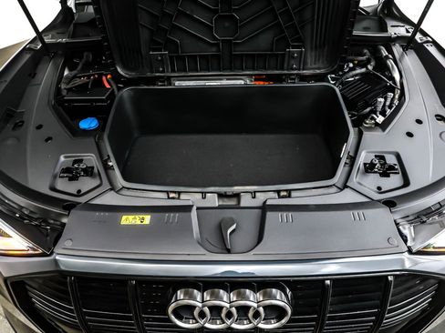 Used 2022 Audi e-tron Premium w/ Convenience Plus Package image 11