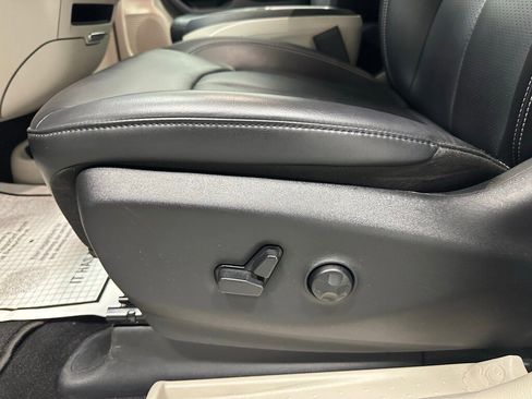Used 2023 Chrysler Pacifica Touring-L image 12