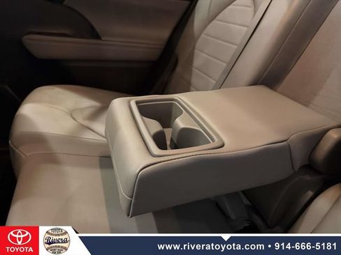 Used 2023 Toyota Highlander XLE AWD/4WD image 18