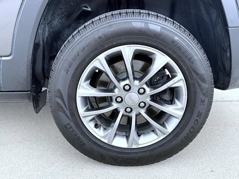Used 2019 Jeep Cherokee Latitude Plus w/ Cold Weather Group AWD/4WD image 24