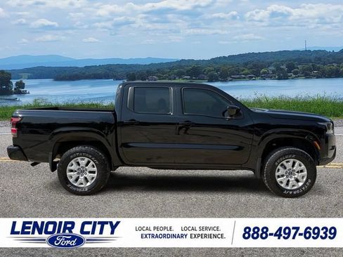 Used 2022 Nissan Frontier SV AWD/4WD image 2
