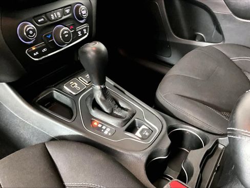 Used 2019 Jeep Cherokee Latitude w/ Popular Appearance Group FWD image 16
