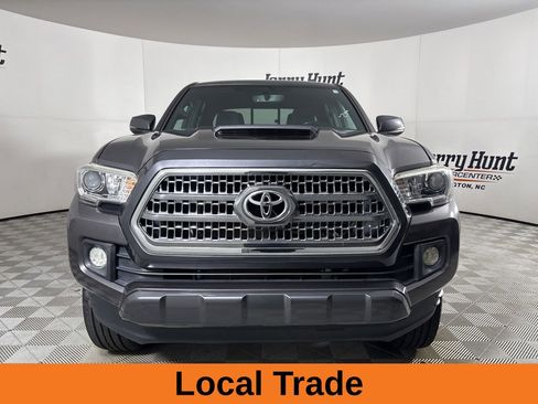 Used 2016 Toyota Tacoma TRD Sport image 4