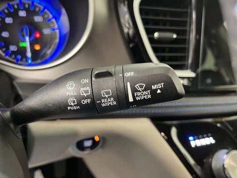 Used 2021 Chrysler Pacifica Touring-L image 20