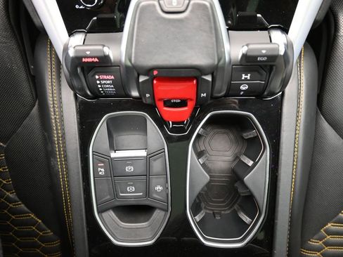 Used 2019 Lamborghini Urus image 18
