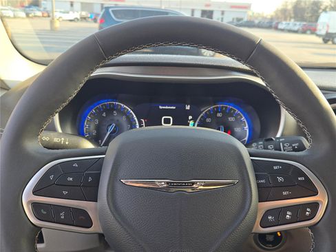 Used 2023 Chrysler Pacifica Touring-L image 31