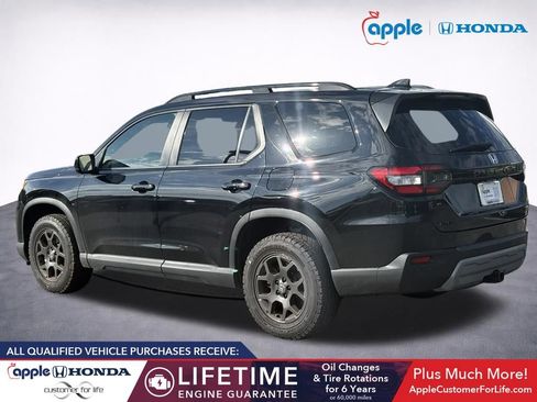 Used 2025 Honda Pilot TrailSport image 4