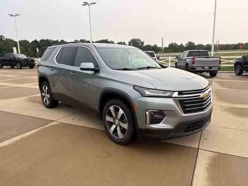 Used 2023 Chevrolet Traverse LT w/ LT Premium Package AWD/4WD image 8