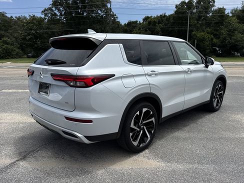 Used 2023 Mitsubishi Outlander SE AWD/4WD image 5