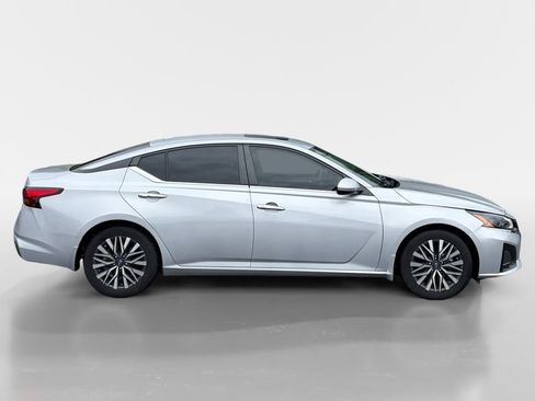 Used 2023 Nissan Altima 2.5 SV w/ SV Premium Package FWD image 3