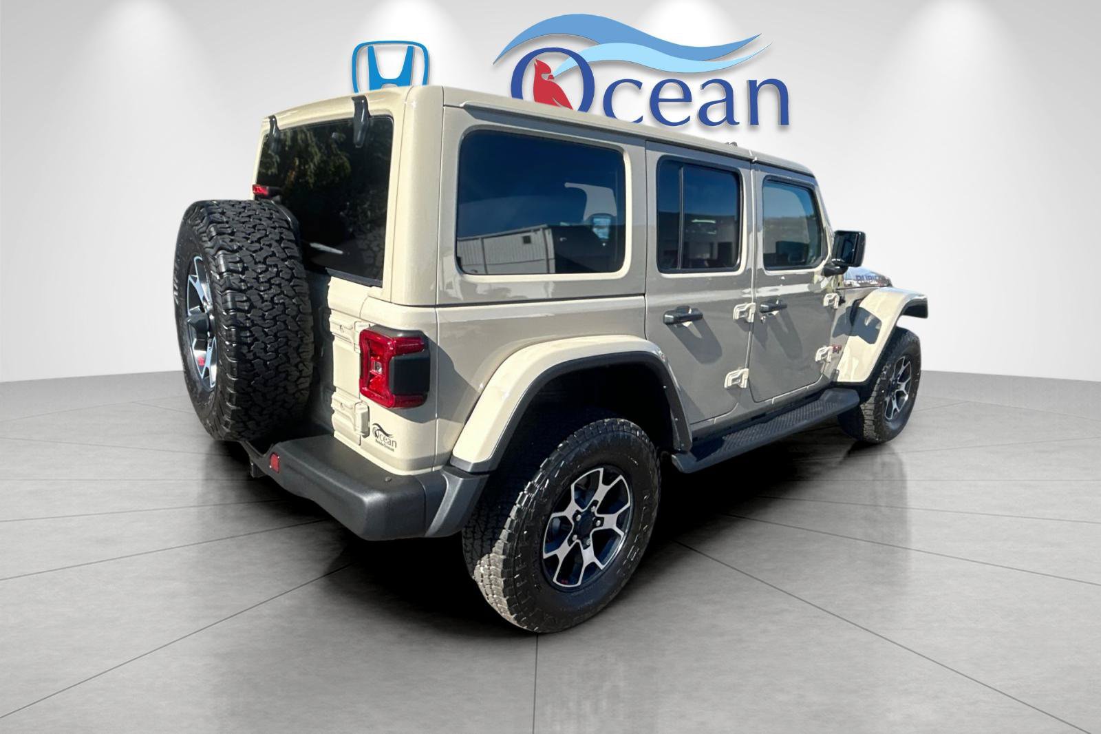 Used 2022 Jeep Wrangler Unlimited Rubicon w/ Steel Bumper Group AWD/4WD image 3