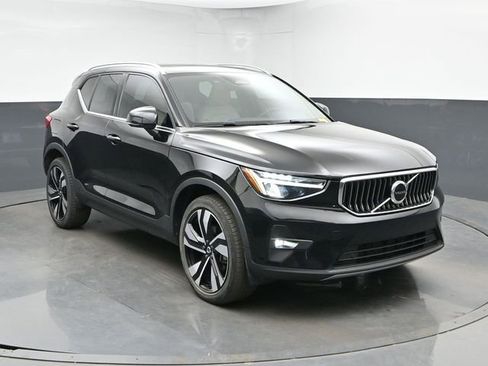Used 2023 Volvo XC40 B5 Plus w/ Protection Package Premier AWD/4WD image 2