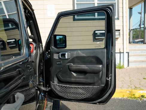 Used 2018 Jeep Wrangler Unlimited Rubicon AWD/4WD image 31