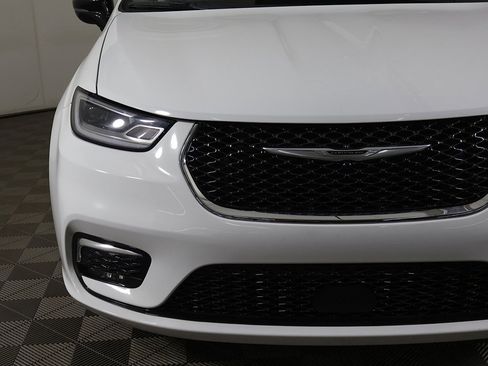 Used 2024 Chrysler Pacifica Touring-L image 14