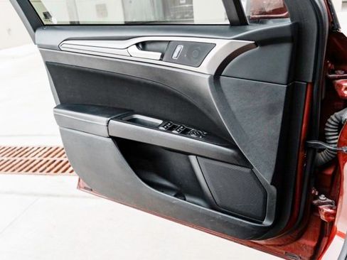 Used 2018 Ford Fusion SE w/ Fusion SE Technology Package image 18