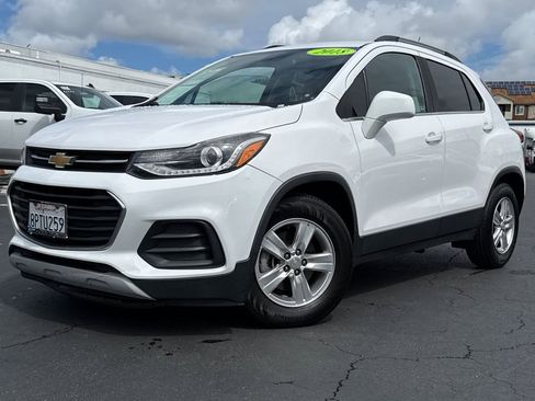 Used 2018 Chevrolet Trax LT w/ LPO, Cargo Package FWD image 2