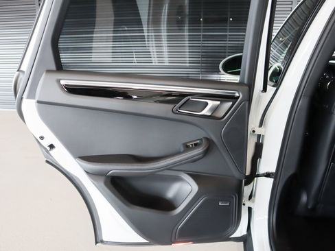 Certified 2025 Porsche Macan image 27