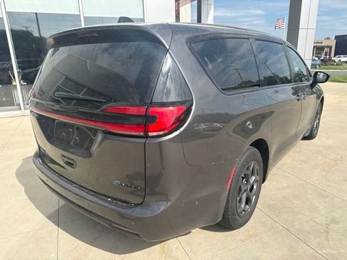 Used 2023 Chrysler Pacifica Limited w/ Uconnect Theater Family Group FWD image 7