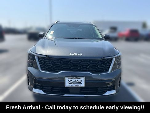 Used 2025 Kia Sorento EX AWD/4WD image 3