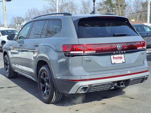 Certified 2025 Volkswagen Atlas Peak Edition SE image 5