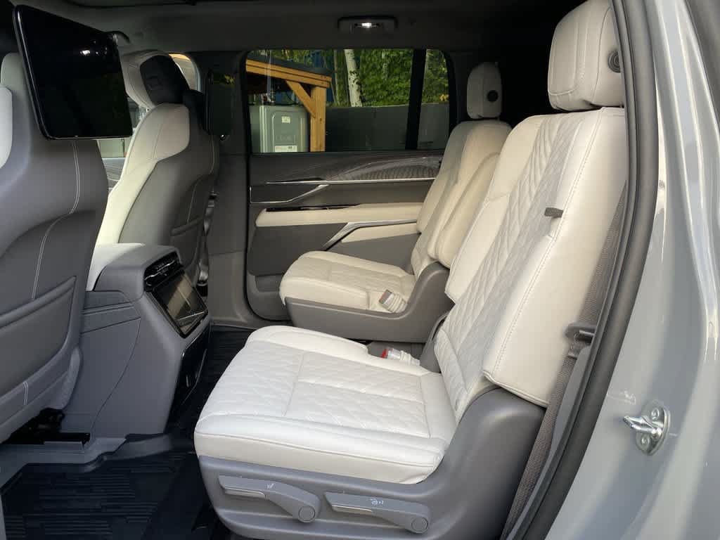 Certified 2026 Cadillac Escalade IQL Sport 1 w/ LPO, ONYX Package AWD/4WD image 18