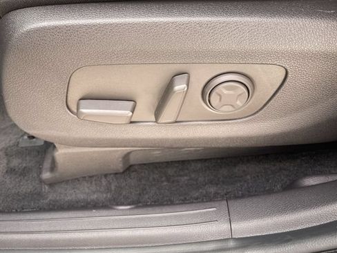 Used 2026 Kia Carnival FWD image 12
