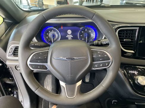 Used 2025 Chrysler Pacifica Select FWD image 24