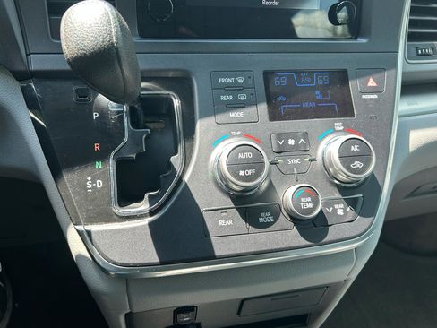 Used 2017 Toyota Sienna L FWD image 31
