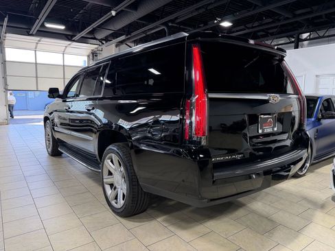 Used 2017 Cadillac Escalade ESV Luxury image 4