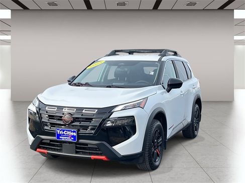 Used 2025 Nissan Rogue SV image 8