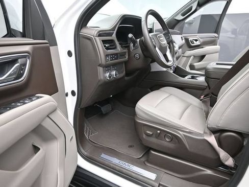 Used 2024 GMC Yukon XL SLT w/ SLT Luxury Package AWD/4WD image 9