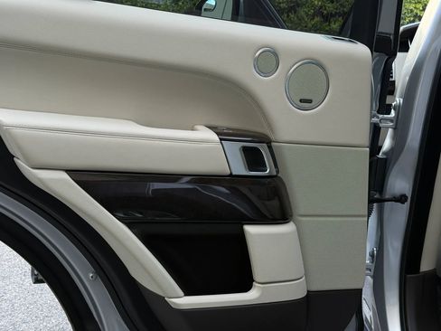 Used 2016 Land Rover Range Rover HSE image 16