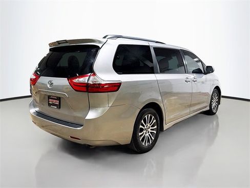 Used 2018 Toyota Sienna XLE image 7