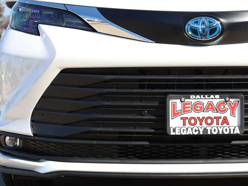 New 2026 Toyota Sienna XLE image 11