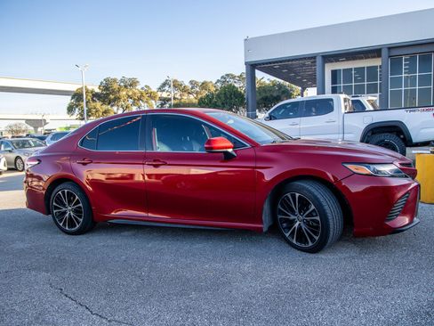 Used 2020 Toyota Camry SE image 6