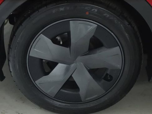Used 2025 Toyota Prius LE AWD/4WD image 12