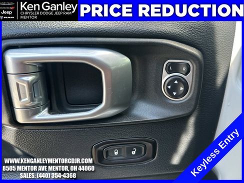 Used 2019 Jeep Wrangler Unlimited Sahara AWD/4WD image 12
