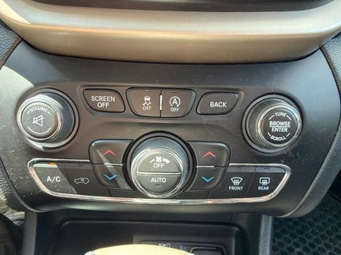 Used 2016 Jeep Cherokee Latitude w/ Comfort/Convenience Group AWD/4WD image 31