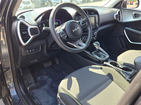 Used 2025 Kia Soul LX w/ LX Technology Package FWD image 25