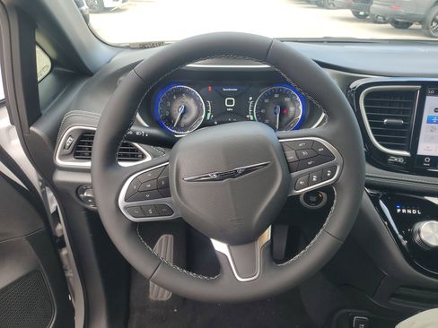 New 2026 Chrysler Pacifica Select image 11