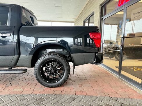 Used 2019 Nissan Titan SV w/ SV Convenience Package image 6