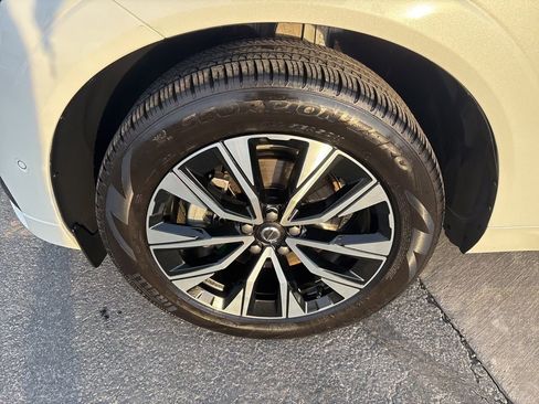 Used 2025 Volvo XC60 B5 Plus image 13