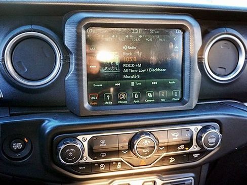 Used 2018 Jeep Wrangler Unlimited Sahara image 26